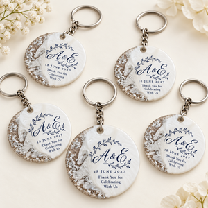 Llavero Redondo Personalizado de Resina Epoxi con Iniciales y Fecha en Lámina Dorada/Plateada, Regalos de Boda, Compromiso, Aniversario, Regalos de Agradecimiento para Invitados - Product Image 4