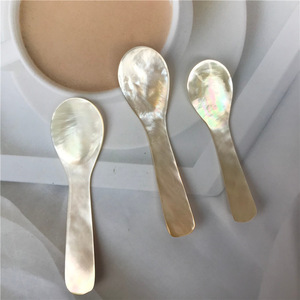 Cuillère en nacre rose pour service de caviar de luxe Cuillère en coquille naturelle durable pour table à manger - Product Image 1