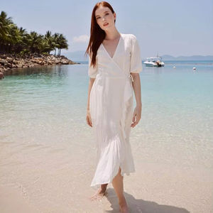 Vêtements en lin pour femmes Robe portefeuille blanche en tissu de coton ou de lin Style élégant et respirant intemporel - Product Image 1