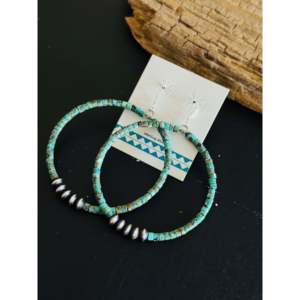 Boucles d'oreilles pendantes géométriques en argent sterling et turquoise Kingman, faites à la main par des artisans Navajo, avec perles et motifs géométriques en turquoise Kingman - Product Image 4