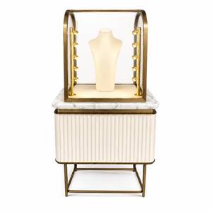 Vitrine à bijoux en bois finition or de luxe, avec base en marbre, éclairage LED, robuste et durable, pour magasin de détail - Product Image 5