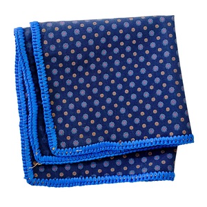 Pañuelo de bolsillo elegante azul oscuro con borde geométrico tejido a mano, ideal para blazers y trajes. - Product Image 2