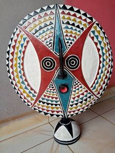Masque d'art africain - Pièce décorative en bois faite à la main, motif géométrique sculpté à la main, forme ronde pour hôtels et restaurants - Product Image 1