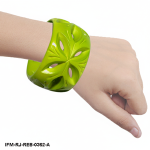 Bracelet en résine vert lime, bracelet épais sculpté à la main avec motif floral découpé pour femmes - Product Image 2