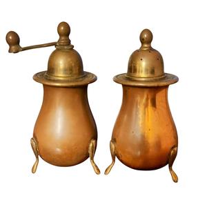 Ensemble de sel poivre en laiton à dessus rond avec base plate et forme durable, parfait pour les cuisines domestiques et les comptoirs de restaurant - Product Image 2