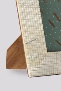 Cadre photo décoratif de table de luxe, artisanal et moderne, avec incrustations en os et design sculpté, impression personnalisée - Product Image 4