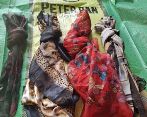 เสื้อผ้ามือสอง: ผ้าพันคอไหม - Product Image 3