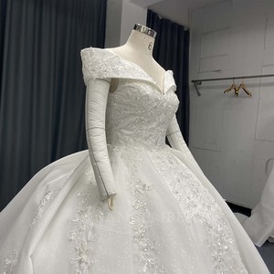 ANY260 Vestido de Novia Moderno y Elegante con Escote Corazón, Lentejuelas, Apliques Florales de Encaje, Largo hasta el Suelo y Cola Capilla - Product Image 4