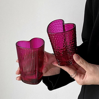 Marteau à pointe d'onde à bande verticale rouge rose Chope à bière Verre à liqueur sans poignée Verres à cœur Verre à boire