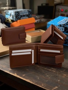 Cartera de cuero de grano completo de excelente calidad con bolsillo para monedas y cierre plegable para un almacenamiento seguro disponible para la venta - Product Image 4