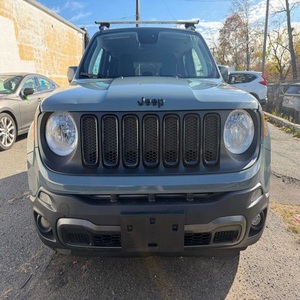 SUV Renegade Altitude 4WD 2018 d'occasion en excellent état, transmission intégrale, moteur 2.4L 180 CV, extérieur gris, prêt à rouler - Product Image 1