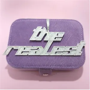 Colgante Personalizable con Nombre, Letra Elegante con Incrustaciones y Moissanita, Plata de Ley 925 con Revestimiento Antideslustre, Opciones en Plata/Oro - Product Image 3