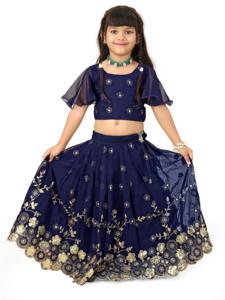 ชุดเลเฮนกาโชลีสีน้ำเงินกรมท่าสำหรับเด็กผู้หญิง แบรนด์ Shoryam ตกแต่งลายปักดอกไม้สีทอง แขนเสื้อทรงปีกผีเสื้อ ชุดงานเลี้ยงสไตล์ชาติพันธุ์ - Product Image 3