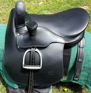 Selle de cheval anglaise personnalisée de qualité supérieure en cuir véritable durable avec ensemble de sangles d'étrier pour selle de course en gros - Product Image 2