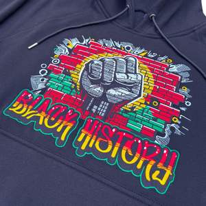 เสื้อมีฮู้ดสีดำประวัติศาสตร์ | ฉลองวัฒนธรรมและมรดกอเมริกันแอฟริกัน | เสื้อสวมหัวขนแกะ unisex พร้อมดีไซน์กราฟิกหนา - Product Image 2