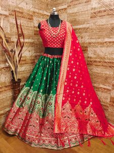 Nouveau Sari en Soie Banarasi Pura de Qualité Supérieure, Tenue Traditionnelle Formelle pour Mariage avec Imprimé Jacquard et Broderie de Paillettes pour les Fêtes - Product Image 4