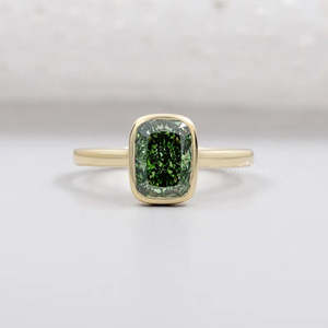 Bague de fiançailles pour femme en or jaune/blanc/rose ou platine, avec diamant de laboratoire taille coussin et sertissage vert fantaisie, certifié IGI - Product Image 1