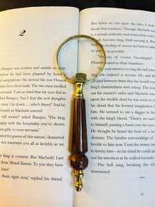 Loupe de poche vintage de 2 pouces avec manche en bois et cadre en laiton - Product Image 2