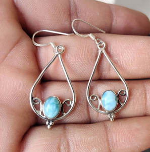 Pendientes Colgantes de Latón Hechos a Mano con Piedra Larimar Natural de 5x7 mm a Precio de Mayoreo - Product Image 1
