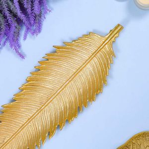 Plateau décoratif élégant en forme de feuille en aluminium doré Plateau d'accent design en plumes pour la maison Plateau de table en cadeau-quantité minimale de commande 100 pièces - Product Image 5