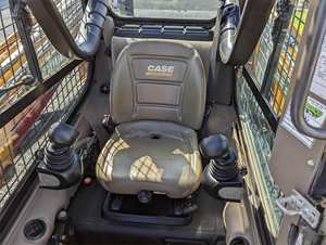 Mini-chargeuse compacte SR270 2016 - Haute capacité, fiable et polyvalente avec moteur et boîte de vitesses - Product Image 5