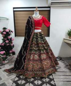 Conjunto de Lehenga Choli de Seda y Rayón, Sofisticación Atemporal, Ropa de Fiesta de Lujo, Bordado, Diseño Moderno - Product Image 4