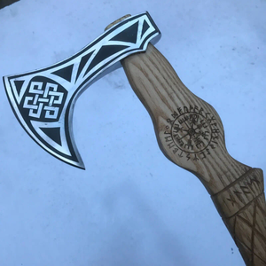 Hache viking artisanale avec manche en bois de frêne gravé et fourreau en cuir avec gravure sur la tête - Product Image 5