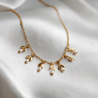 Collier avec pendentif en forme de feuille plaqué or et fausses perles pour femmes, bijoux élégants à porter au quotidien