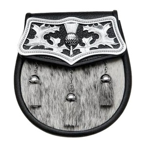 Sporran de tartán adornado con borlas elegantes y bordado intrincado perfecto para las Tierras Altas tradicionales - Product Image 1