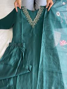 Costume Salwar en soie de créateur avec travail manuel Robe longue pakistanaise Salwar Kameez Dupatta pour les fêtes de mariage - Product Image 2