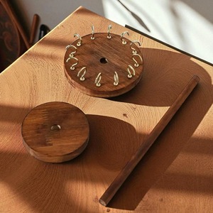Support de bracelet en bois de forme ronde Présentoir à bijoux élégant et durable pour la table de vanité et la présentation de cadeaux d'Inde - Product Image 2