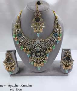 Collier ras du cou indien fantaisie traditionnel et à la mode couleur or Kundan perle boucles d'oreilles ensemble avec Mangtikka pour femmes et filles - Product Image 6