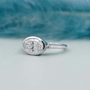 Bague de fiançailles en diamant de culture, design ovale East West avec sertissage clos - Product Image 3