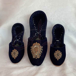 Chaussures Khussa pour hommes de haute qualité, fabriquées avec soin, dessus en velours, légères, semelle antidérapante, design tendance - Product Image 3