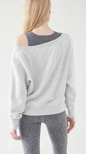 Sweat-shirt en molleton à col rond et épaules dénudées pour femmes en gros - Couleur et logo personnalisables, qualité supérieure, coupe ample, manches longues - Product Image 2