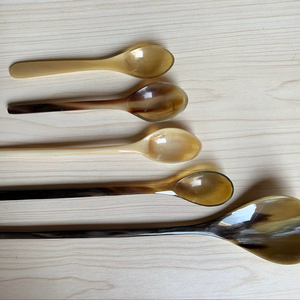 Cuillère en corne de buffle naturelle, fabriquée à la main et polie, parfaite pour servir des épices, des condiments ou pour une utilisation décorative sur la table, de haute qualité - Product Image 1