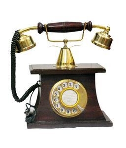 Teléfono decorativo vintage de madera y latón Este teléfono recibe un teléfono giratorio de latón de madera de aspecto vintage - Product Image 2
