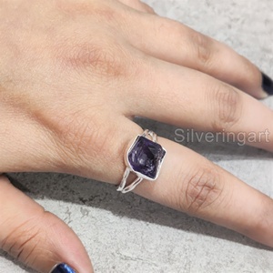 Joyería de piedra en bruto Anillo de mujer Piedra preciosa de amatista cruda natural Piedra NATAL DE FEBRERO Aniversario martillado Anillo de plata esterlina 925 - Product Image 4