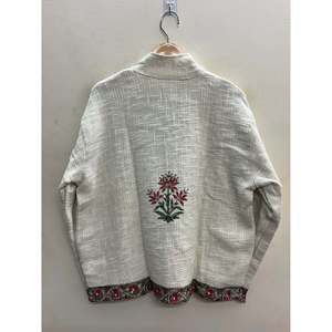 Manteau d'hiver bohème brodé à la main, veste en coton ivoire avec des garnitures florales rouge rouille et vert sauge - Product Image 2