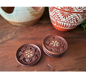 Bel ensemble de quatre sous-verres en bois de teck sculpté avec des motifs floraux décoratifs pour la protection de la table d'Inde - Product Image 1