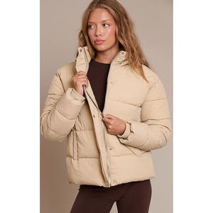 Veste d'hiver légère pour femme avec fermeture éclair, capuche amovible et col montant en duvet de canard et d'oie - Product Image 1