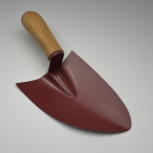 Bêche de jardin élégante en fer avec manche en bois sculpté Artisan Handcrafted offrant un accent décoratif pour les jardins extérieurs - Product Image 6