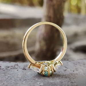 Anillos de compromiso de boda de diamantes de moissanita con corte de tres trillones de piedra en oro macizo de 10kt - Product Image 6