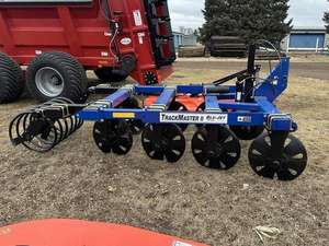 El BLU JET TRACKMASTER II 2024 es un compactador de rieles de riego pivotante diseñado para eliminar eficientemente las zanjas de los neumáticos y nivelar el terreno de siembra. - Product Image 6