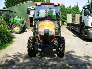 Tracteur à conducteur marchant L2602 HST BX-23S 20 CV d'occasion avec tondeuse, rétrocaveuse, chargeur frontal, conception compacte, pour usage agricole de petite taille - Product Image 1