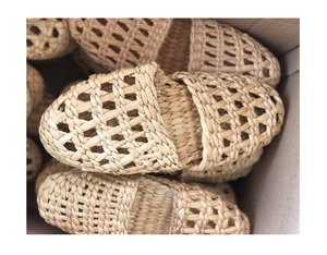 Pantoufle en jacinthe d'eau tissée à la main en matériau naturel écologique pour la plage - Product Image 1