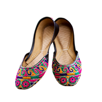 Derniers modèles de vêtements de mariage Inde Pakistan Punjabi Jutti Chaussures plates Khussa pour femmes de meilleure qualité à la mode avec logo personnalisé