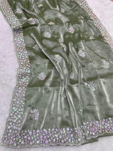 Saree en soie douce de créateur avec paillettes brodées de style indien et pakistanais pour les réceptions et les fêtes de mariage - Product Image 5