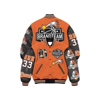 Blouson de basket varsity personnalisé 2026 Brandteam pour homme, en laine et cuir orange, éco-responsable, avec broderie et design patchwork sur le devant