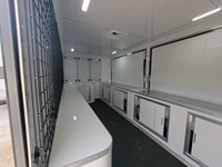 Remorque événementielle occultante noire 8x18 avec mur grillagé et capacité de charge de 2001-3000 kg pour le marketing et la vente à prix abordables